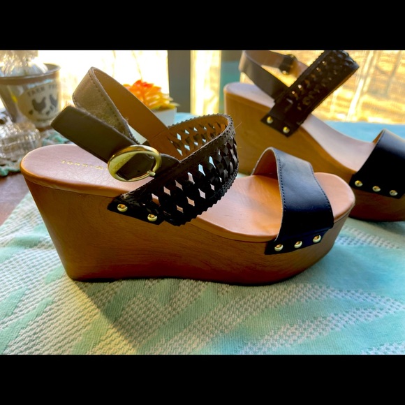 Shoes - Tommy Hilfiger summer platform shoes size 8 1/2
